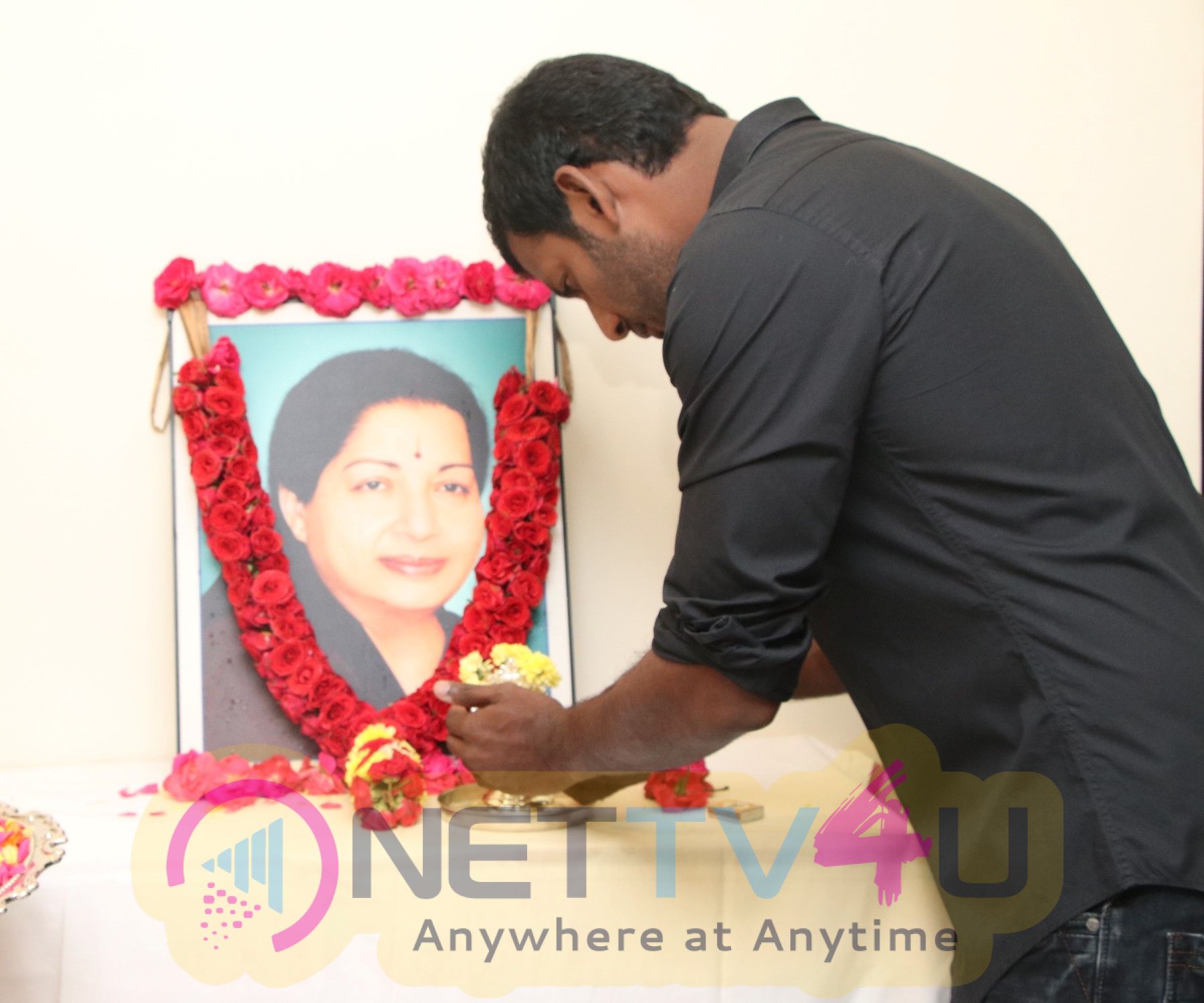 Actor Vishal Paying His Respects To Amma Jayalalitha - Ceremony , HD Wallpaper & Backgrounds