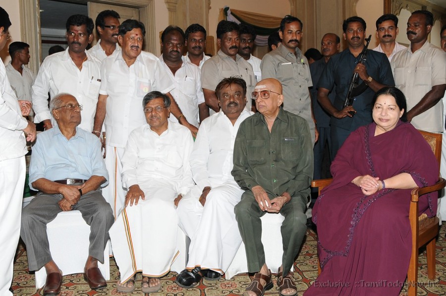 Vijayakanth With Cm Jayalalitha - Jayalalitha And Vijayakanth , HD Wallpaper & Backgrounds