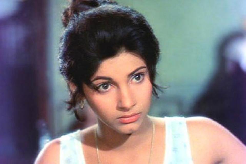 Having Played Lead Roles, Dimple Moved On To Portraying - Dimple Kapadia , HD Wallpaper & Backgrounds