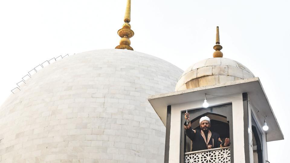 Kashmiri Cleric Manzoor Banday Displays A Holy Relic - Dome , HD Wallpaper & Backgrounds