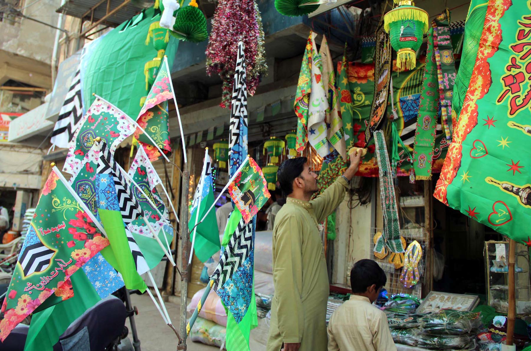 A Man Buying Decorating From A Shop At Ganpat Road - Eid Milad Un Nabi Juloos Pakistan , HD Wallpaper & Backgrounds
