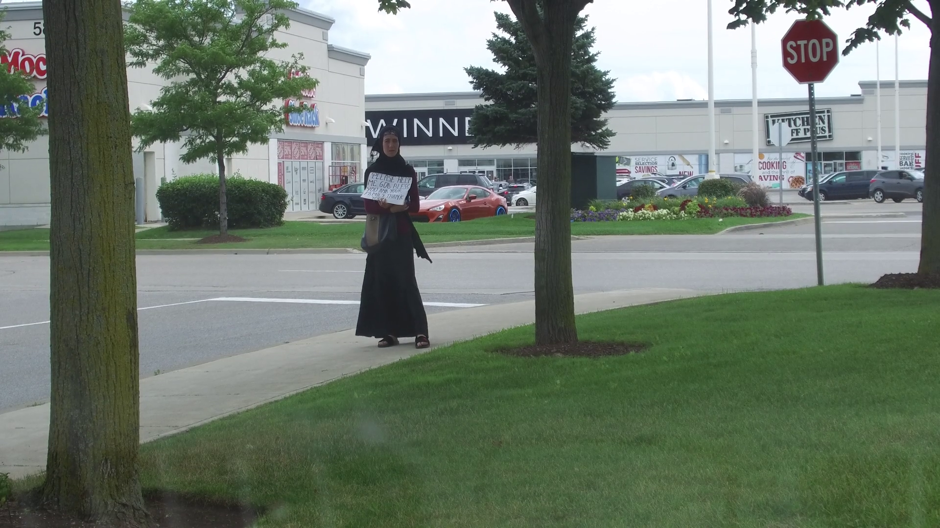 Poor Muslim Woman Wearing Hijab Begging For Money On - Stop Sign , HD Wallpaper & Backgrounds