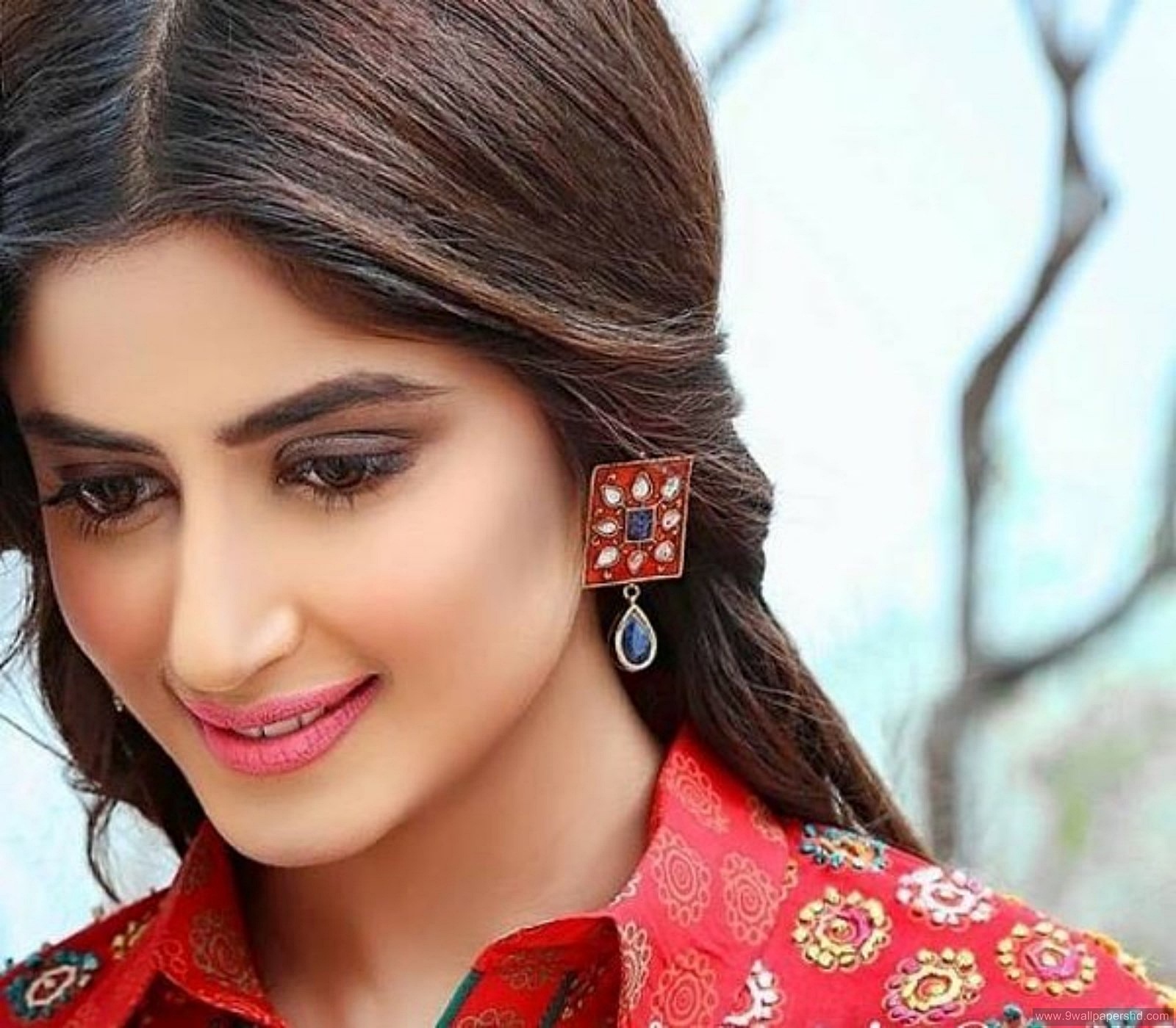 Sajal Ali High Definition Wallpaper - Sajal Ali Pakistani Actress , HD Wallpaper & Backgrounds