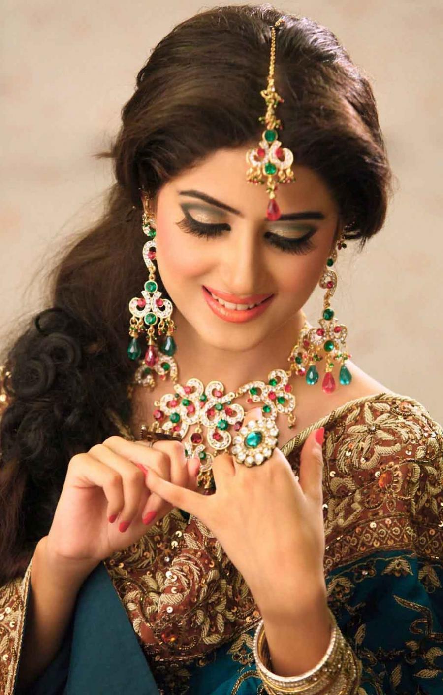 Pakistani Female Model Sajal Ali Hd Wallpapers - Sajal Ali Make Up , HD Wallpaper & Backgrounds