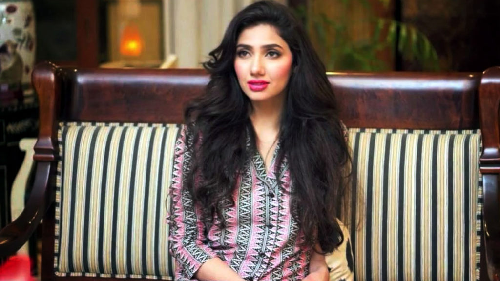 Mahira Khan Wallpapaer - Pakistani Actresses Long Hair , HD Wallpaper & Backgrounds