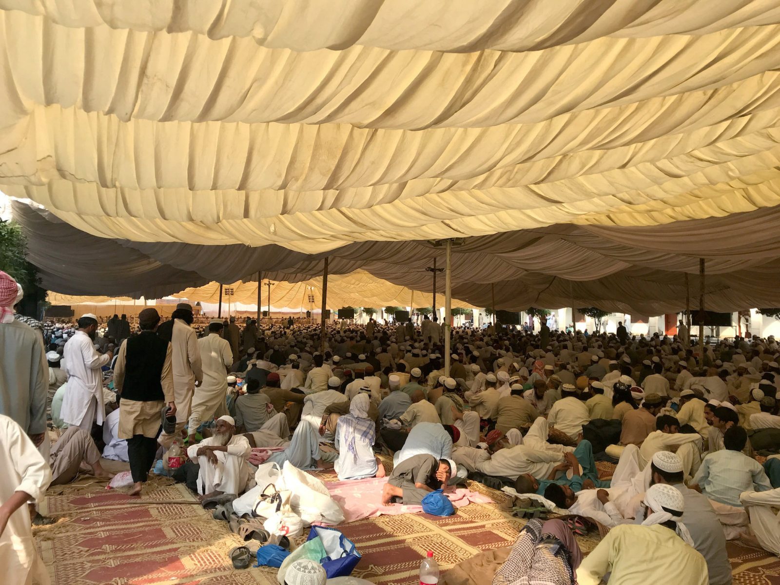 Men Listen To Speeches On The Grounds Of A Mosque And - Crowd , HD Wallpaper & Backgrounds