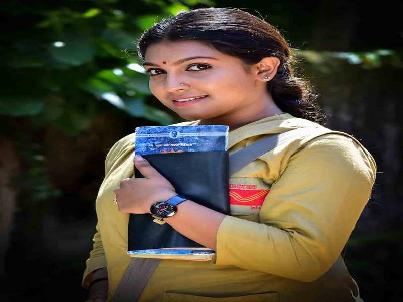 Ilayaval Gayathri Actress Arya Gets Candid - Arya Parvathy Serial Actress , HD Wallpaper & Backgrounds