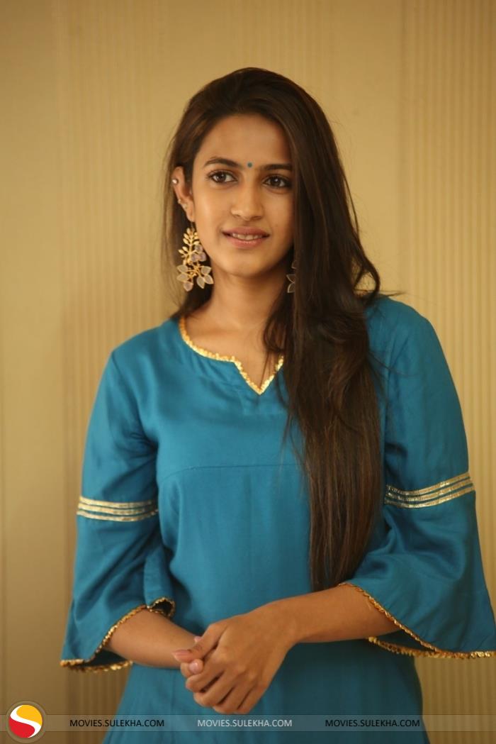 Niharika Konidela Interview Photos Pictures - Girl , HD Wallpaper & Backgrounds