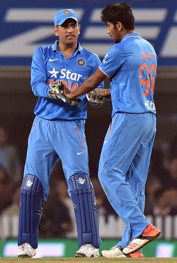 Dhoni Raina Team On Twitter - Ms Dhoni With Jasprit Bumrah , HD Wallpaper & Backgrounds