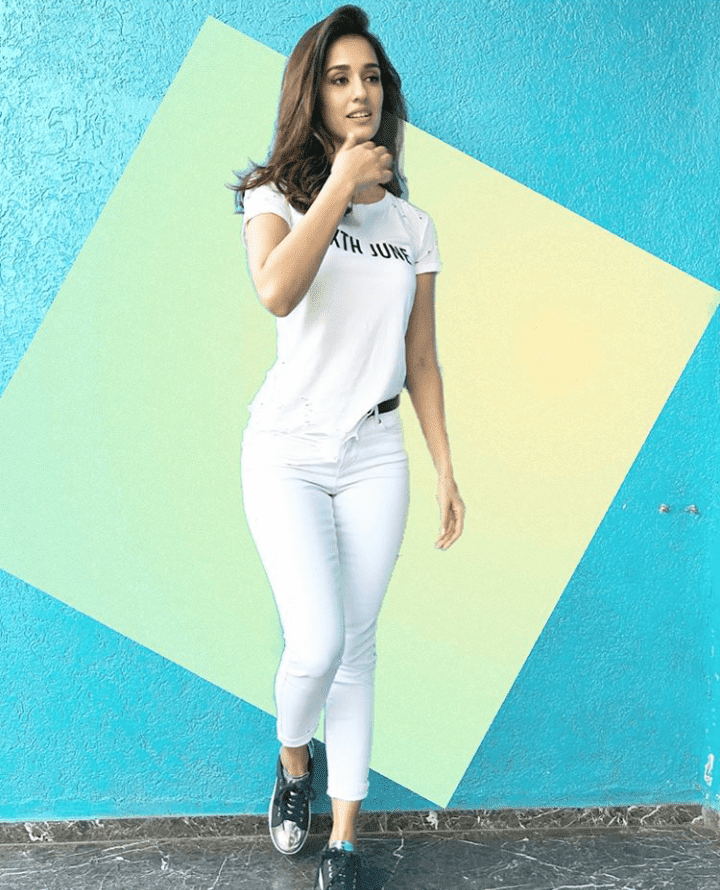 Disha Famous Role Is Of 'priyanka Jha' In The Film - Disha Patani White Jeans , HD Wallpaper & Backgrounds