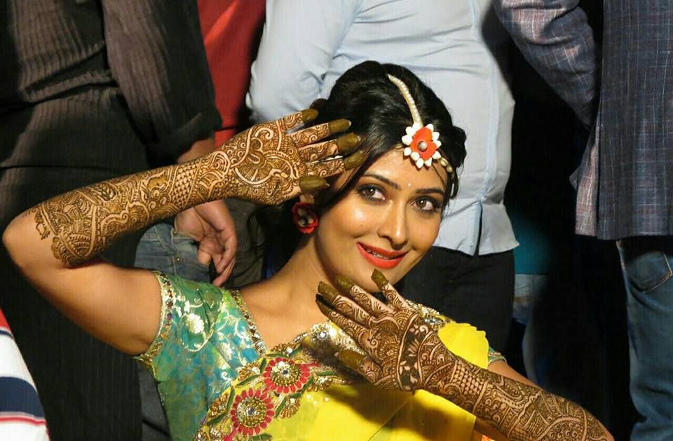 Radhika Pandit Marriage Photos - Radhika Pandit Mehndi Designs , HD Wallpaper & Backgrounds