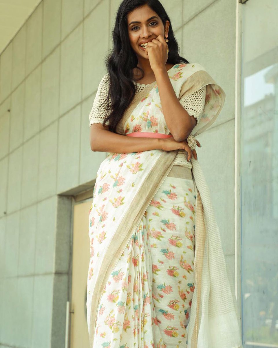 Actress Anjali Patel Cute Wallpaper In White Saree - Photo Shoot , HD Wallpaper & Backgrounds