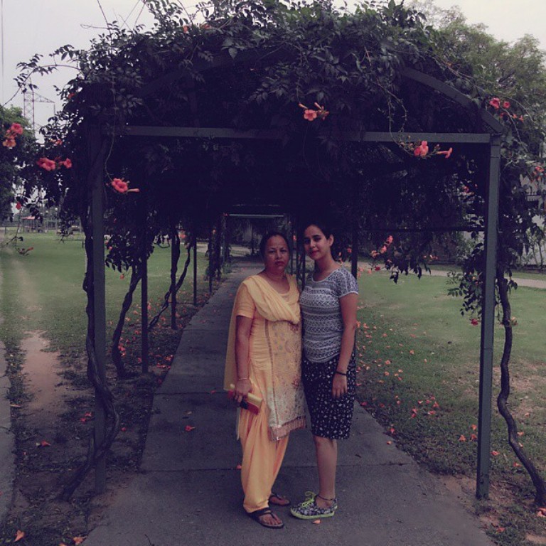 Sunanda Sharma Standing In Park - Vinod Kumar Sharma Sunanda Sharma , HD Wallpaper & Backgrounds