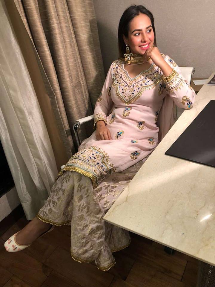 Sunanda Sharma In Suit , HD Wallpaper & Backgrounds