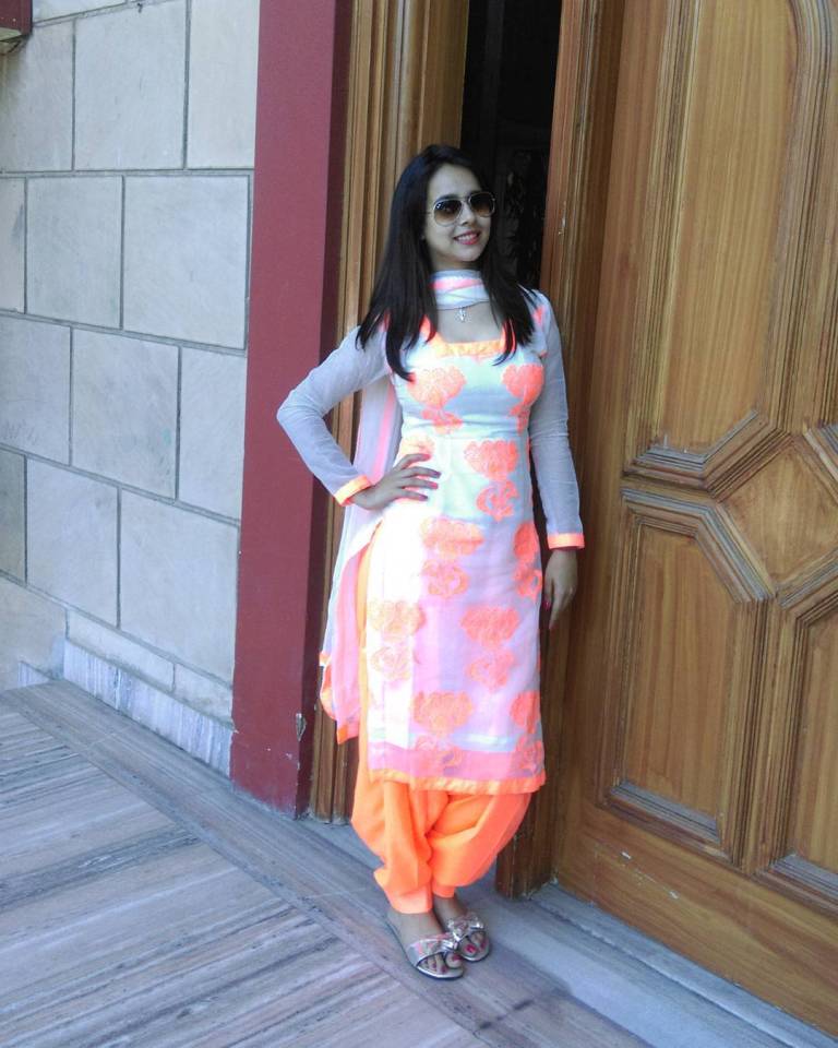 Girls In Punjabi Suit , HD Wallpaper & Backgrounds