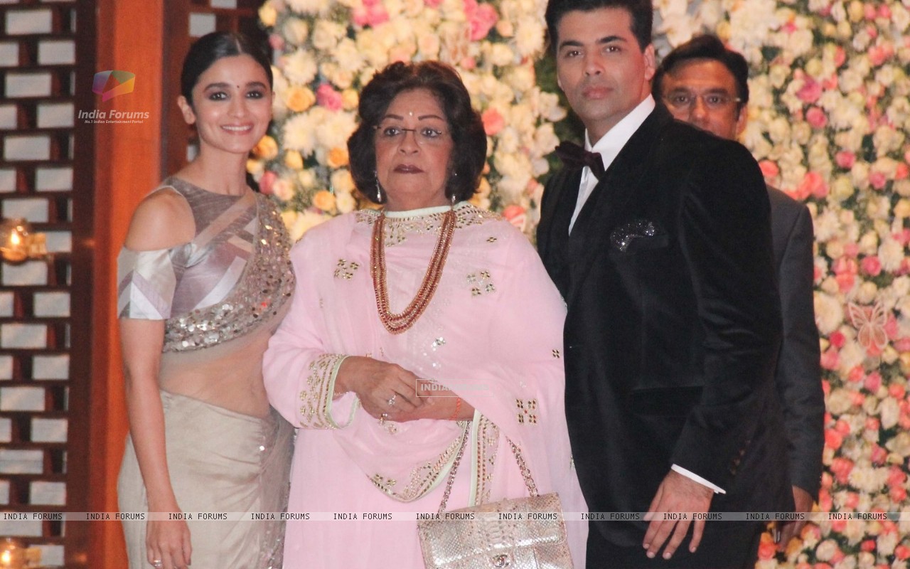Mukesh Ambani Hosts Isheta Salgaocar's Pre-wedding - Bollywood Stars Ambani Wedding , HD Wallpaper & Backgrounds