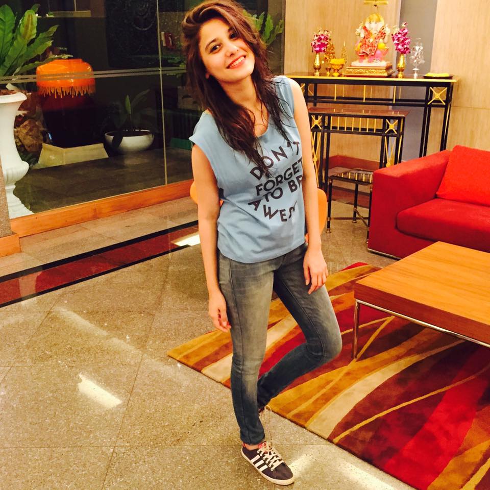 Hina Altaf Khan - Hina Altaf Khan In Jeans , HD Wallpaper & Backgrounds