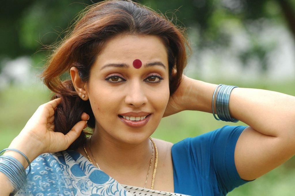 Hot Desi Asha Saini Hd Wallpaper - Flora Saini Saree , HD Wallpaper & Backgrounds