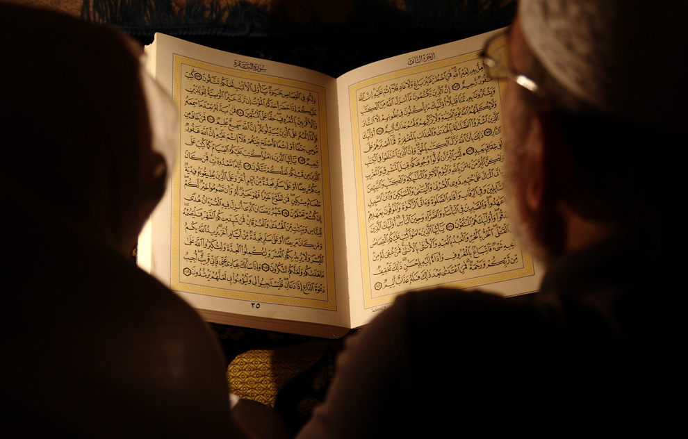 An Elderly Husband And Wife Read From The Quran Together - Reading Quran And Praying , HD Wallpaper & Backgrounds