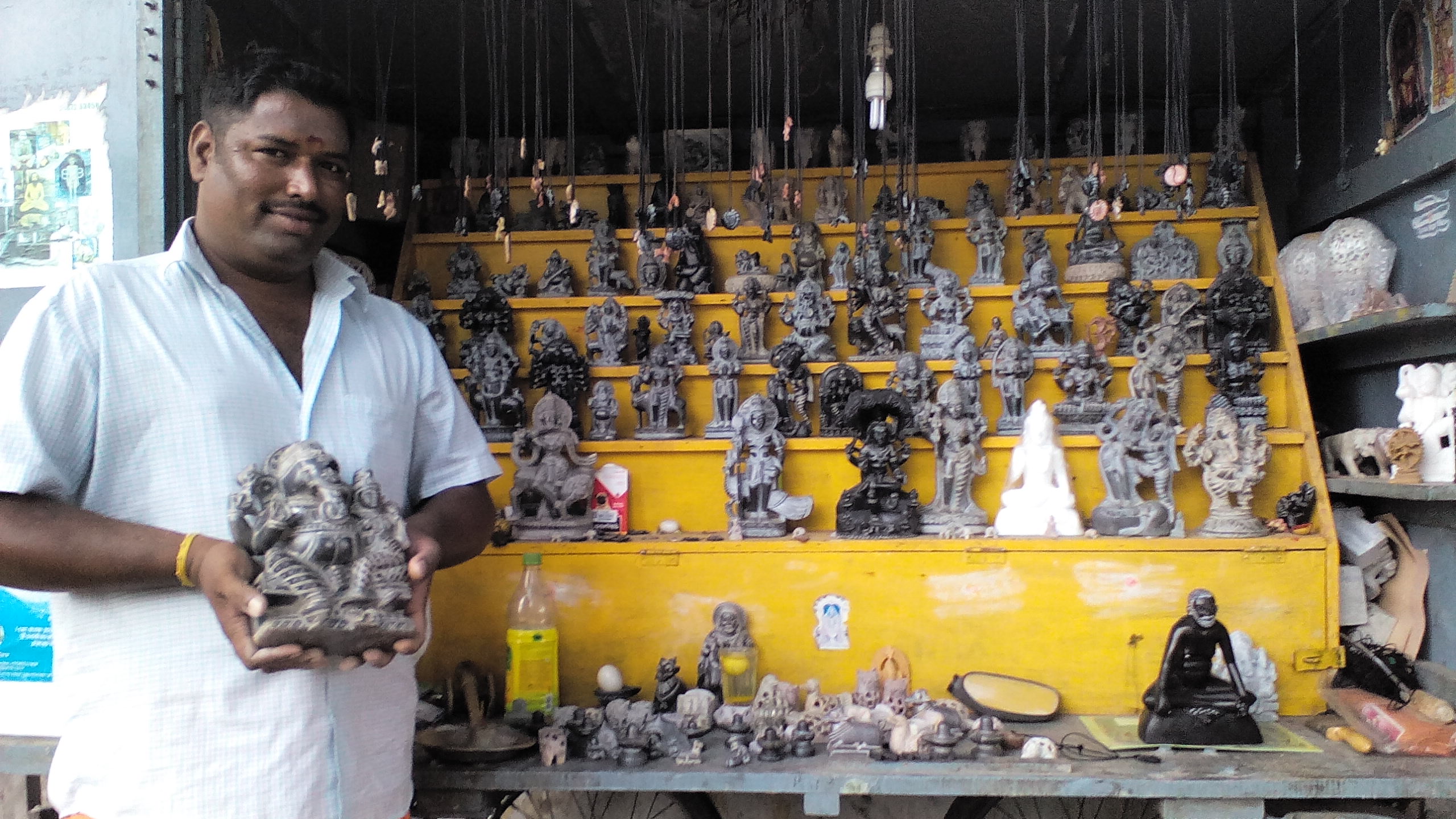 Shilpi Sculptor With His Work - Machine , HD Wallpaper & Backgrounds