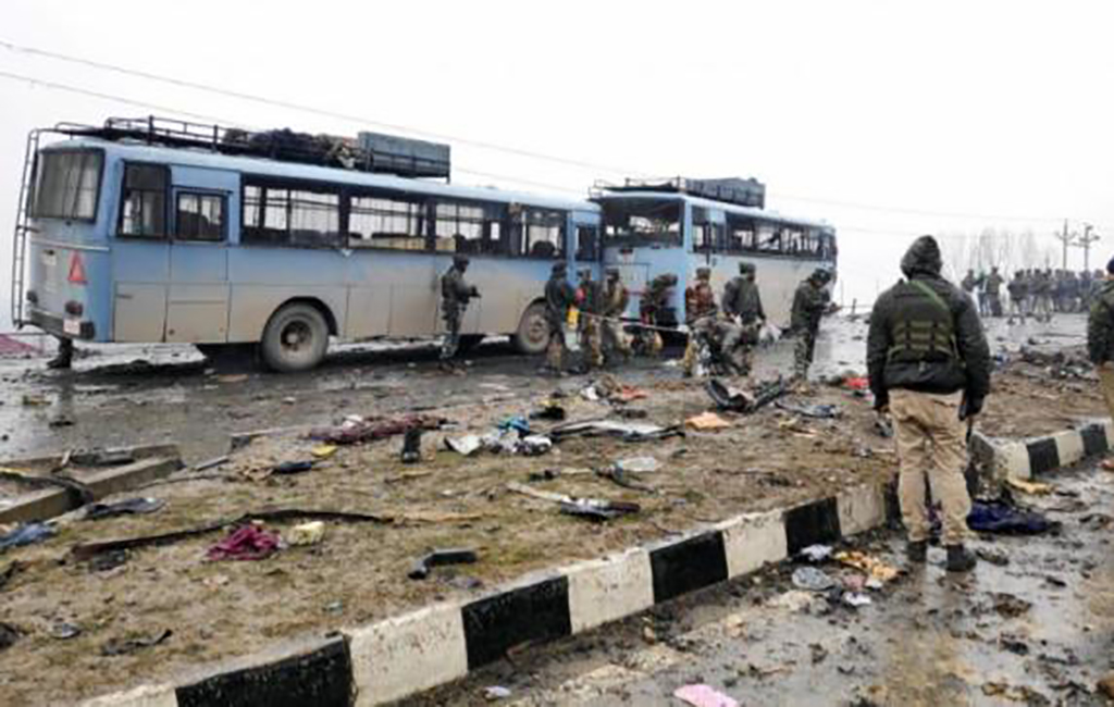 Indian Soldiers Examine The Debris After An Explosion - Kashmir Bomb Blast Yesterday , HD Wallpaper & Backgrounds