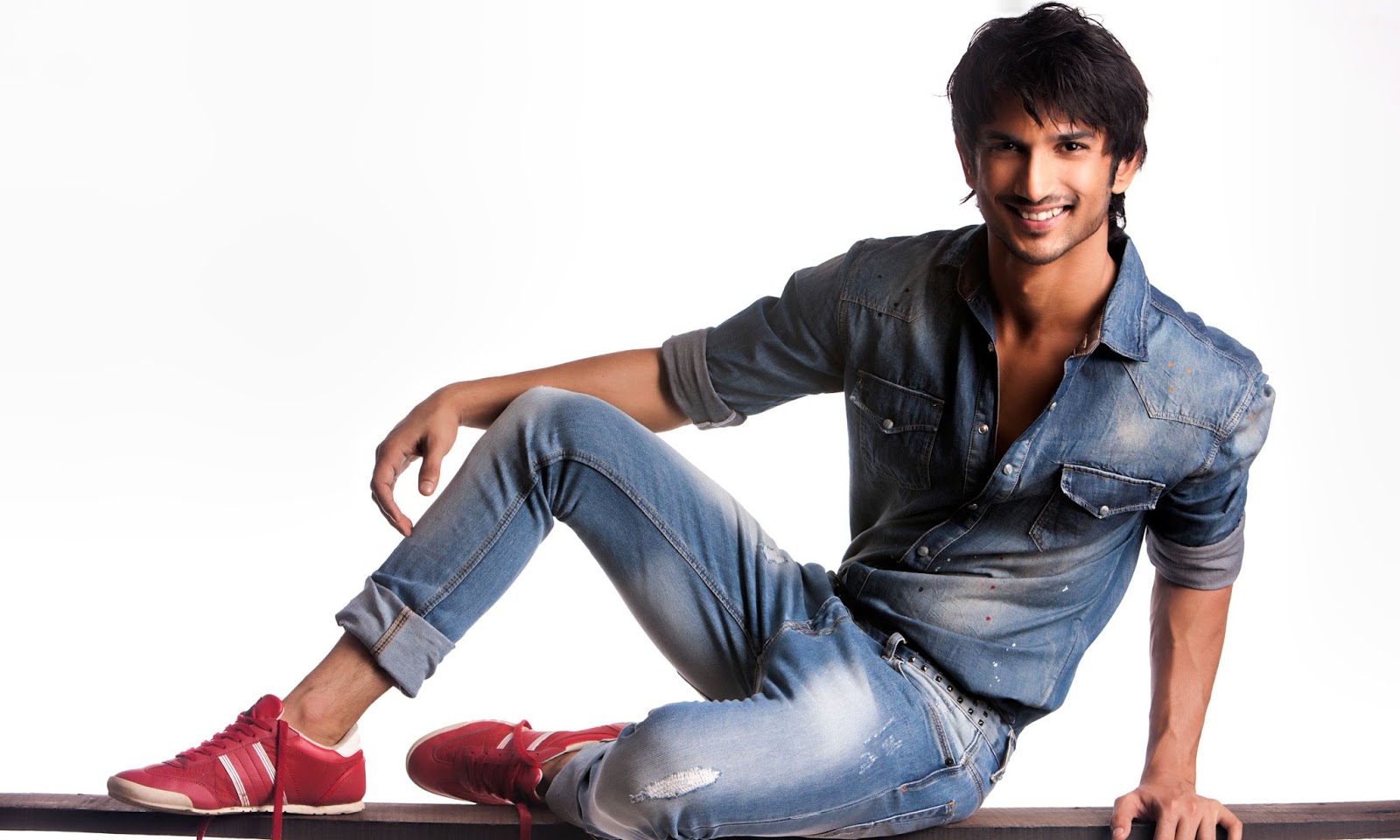 Sushant Singh Rajput Hd Wallpapers - Sushant Singh Rajput Hot , HD Wallpaper & Backgrounds