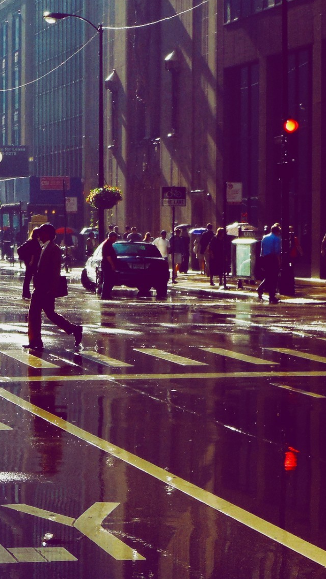 Busy Street In The Rain Iphone Se Wallpaper - People Street , HD Wallpaper & Backgrounds