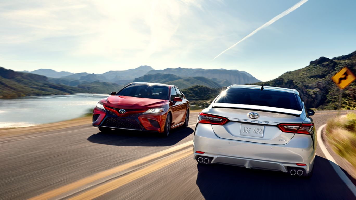 2017 Toyota Camry On Road Front And Back Full Uhd Wallpaper - Toyota Camry 2019 Interior , HD Wallpaper & Backgrounds