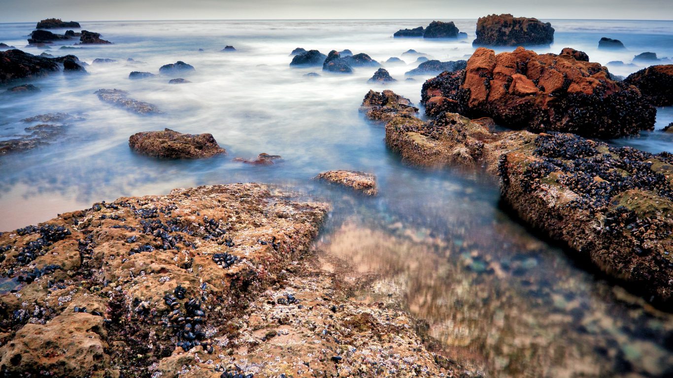 Beach Rocks Rising Tides Wallpaper Hd - 桌面 壁纸 Macbook 壁纸 , HD Wallpaper & Backgrounds