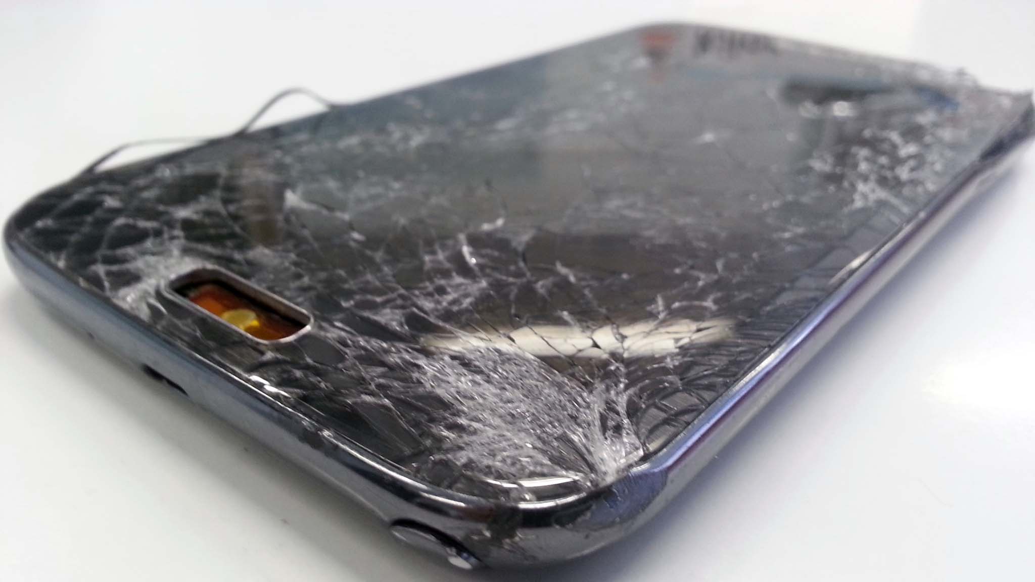 Сдать разбитый телефон. Самсунг галакси с10 с разбитым экраном. Разбитый экран телефона. Треснувшее стекло. Разбитый экран ноутбука.