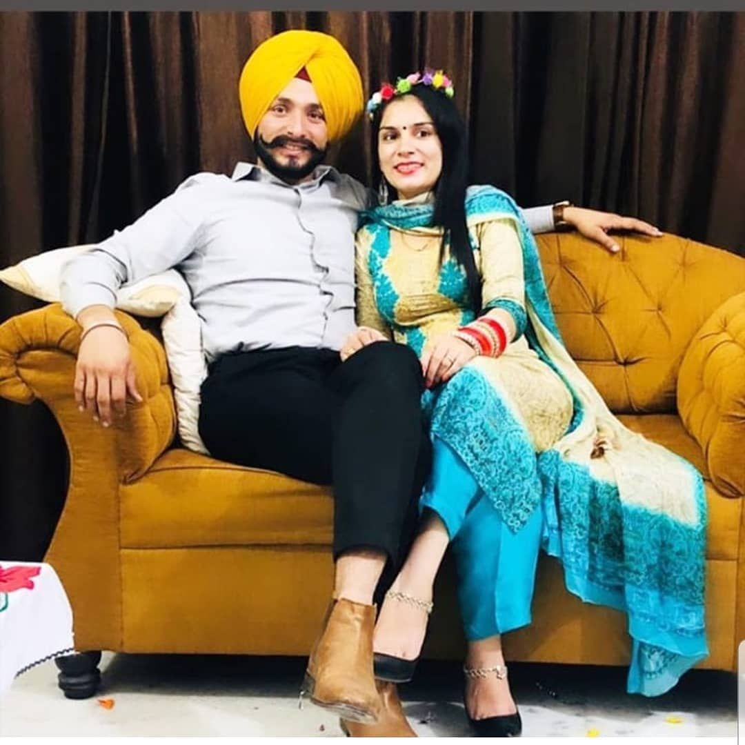 Very Beautiful Punjabi Sardar Couple Punjabi Couple, - Sitting , HD Wallpaper & Backgrounds