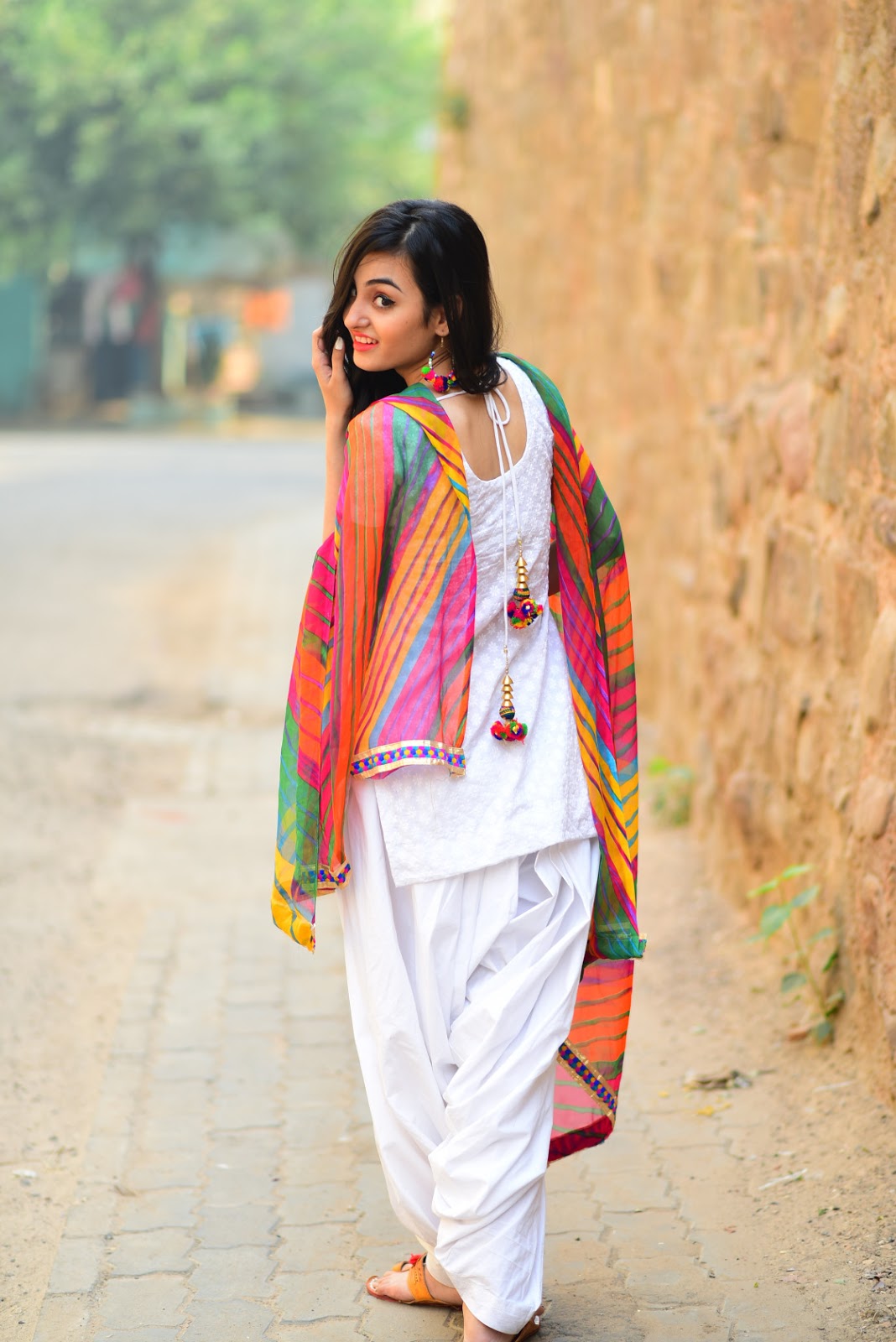 Most Beautiful Punjabi Girls In Salwar Kameez Suit - White Suit With Colourful Dupatta , HD Wallpaper & Backgrounds