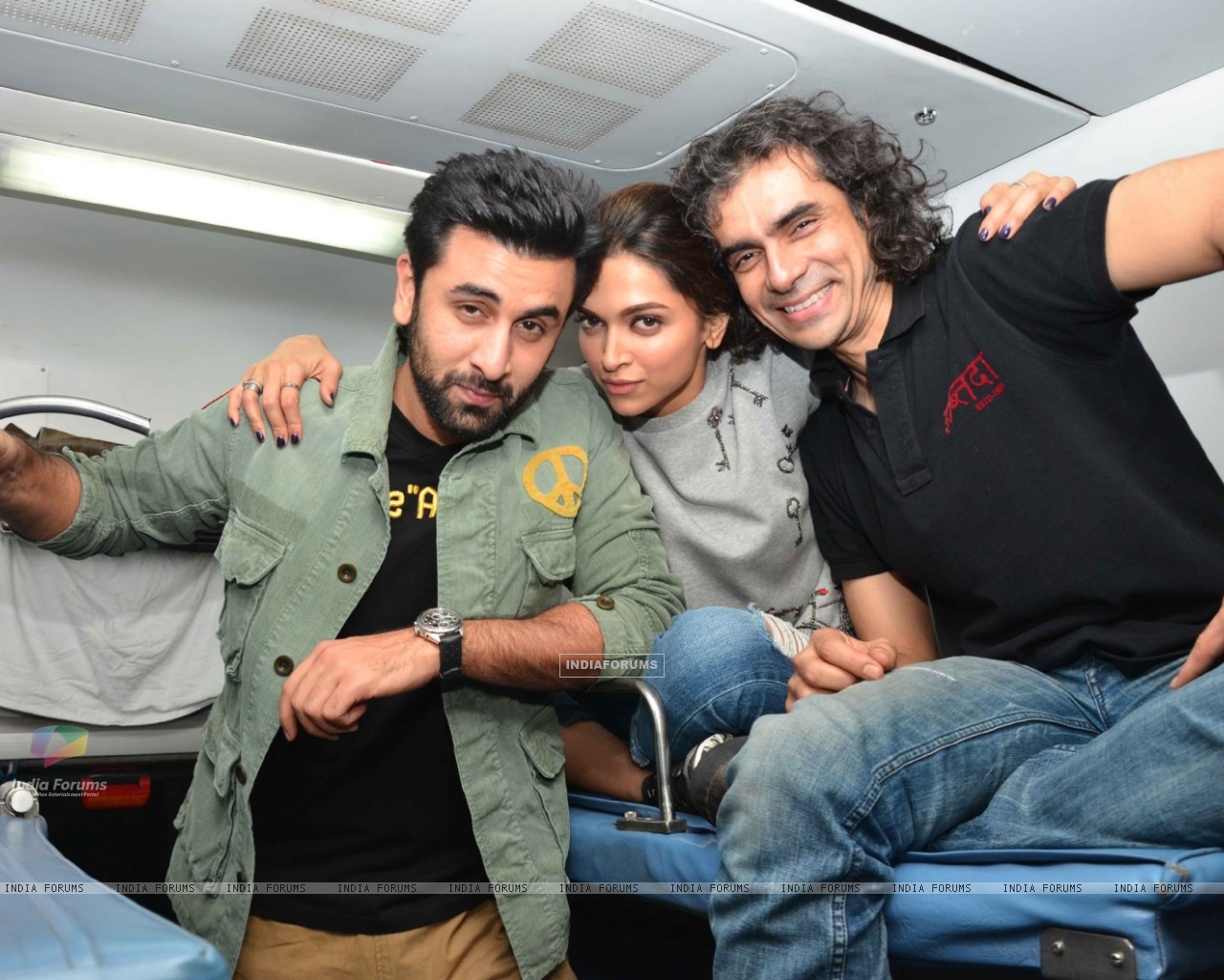 Upperbirth Picture Of Tamasha Cast - Fun , HD Wallpaper & Backgrounds