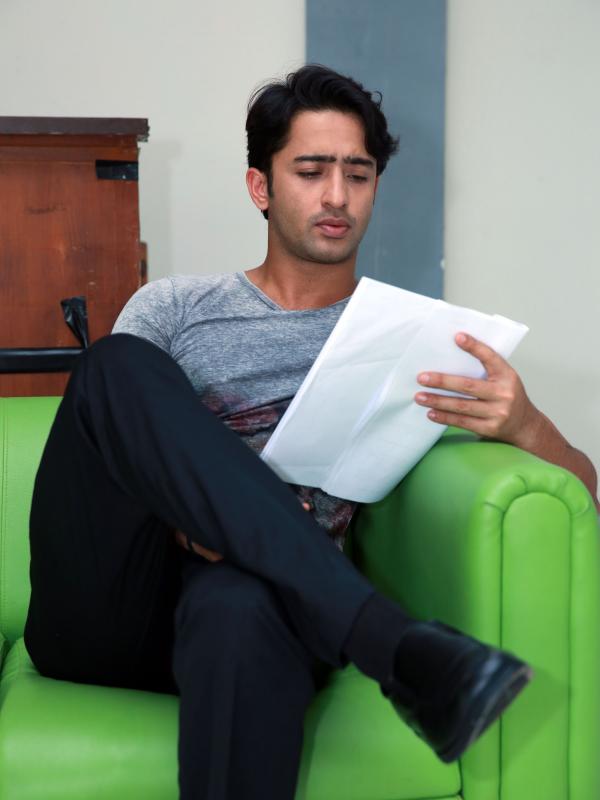 Shaheer Sheikh Off Screen Photo - Sitting , HD Wallpaper & Backgrounds