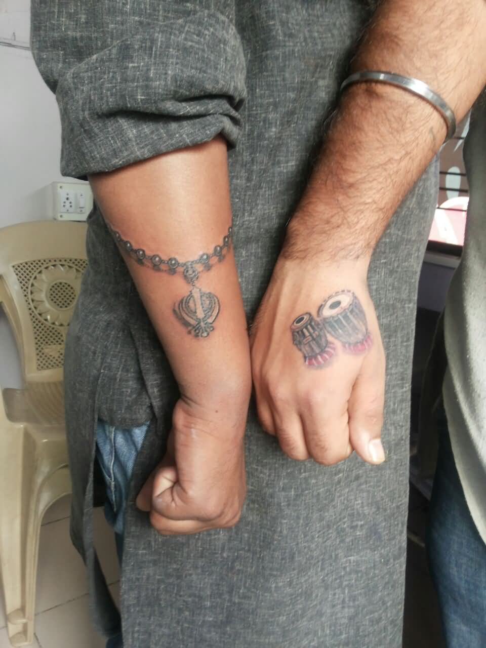 Grey Ink Khanda With Chain And Tabla Tattoos - Khanda Tattoo On Hand , HD Wallpaper & Backgrounds