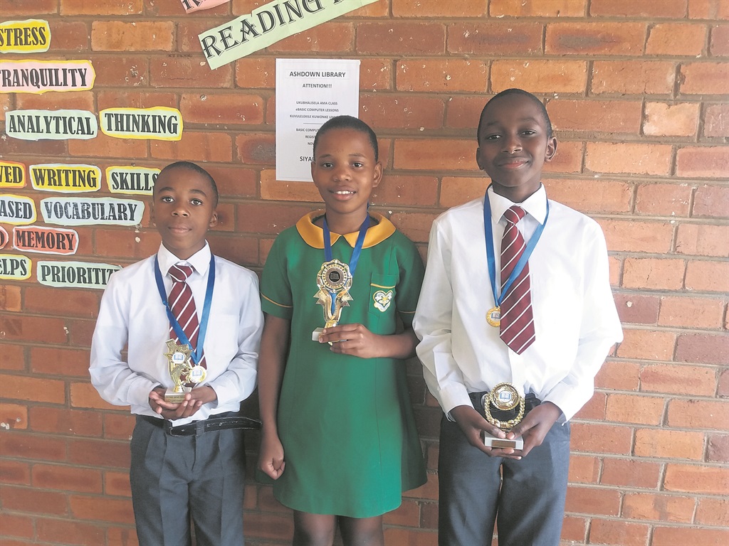 Lethiwe Makhanyathe Three Winners Were Asanda Mthethwa - Award Ceremony , HD Wallpaper & Backgrounds
