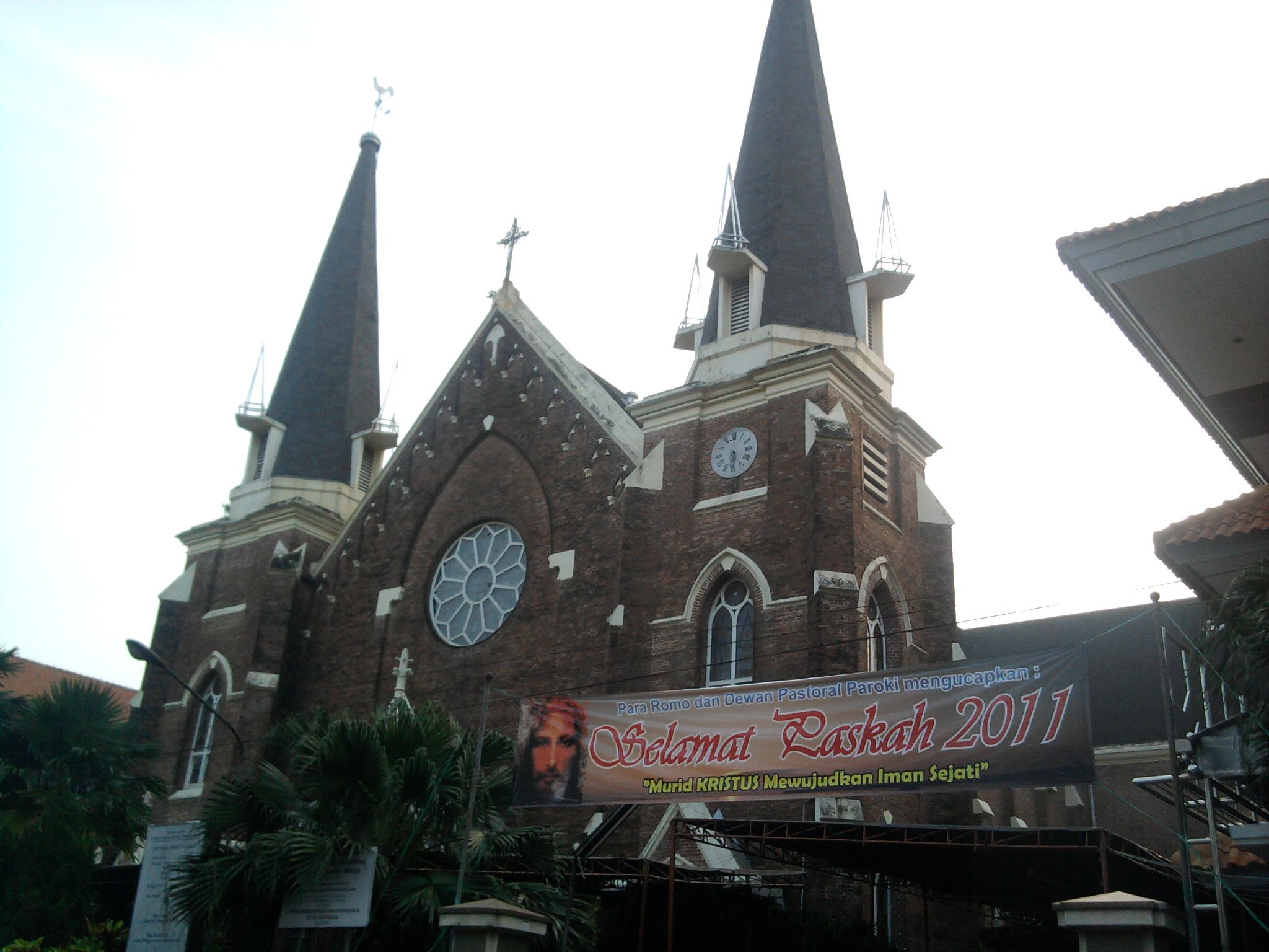 Gereja Katolik Kepanjen Or Catholic Church Of Kelahiran - Bangunan Kuno Di Surabaya , HD Wallpaper & Backgrounds