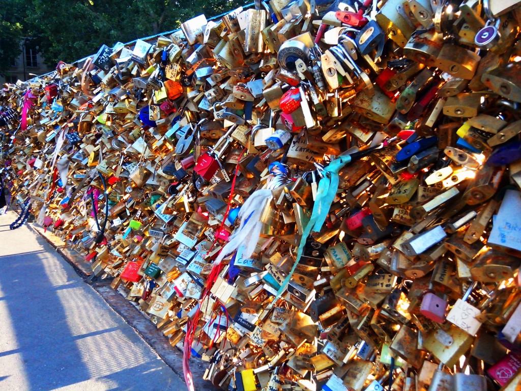 Paris Bridge Can't Handle Weight Of Love - France Lock Bridge , HD Wallpaper & Backgrounds