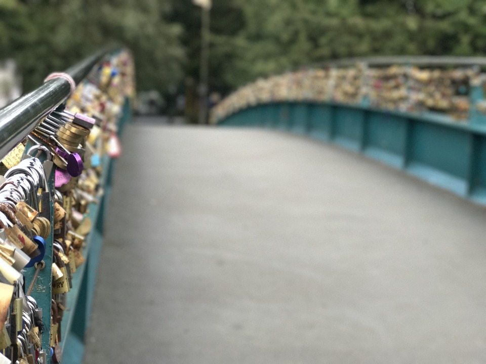 Love Locks Bridge Bakewell Bridge Romance Lock - Love Lock Bridge , HD Wallpaper & Backgrounds