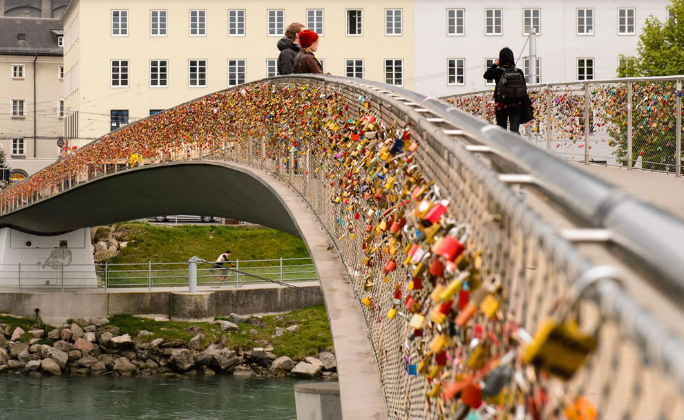 Love Locks On Salzburg Bridge In Austria - Love Lock Bridge , HD Wallpaper & Backgrounds