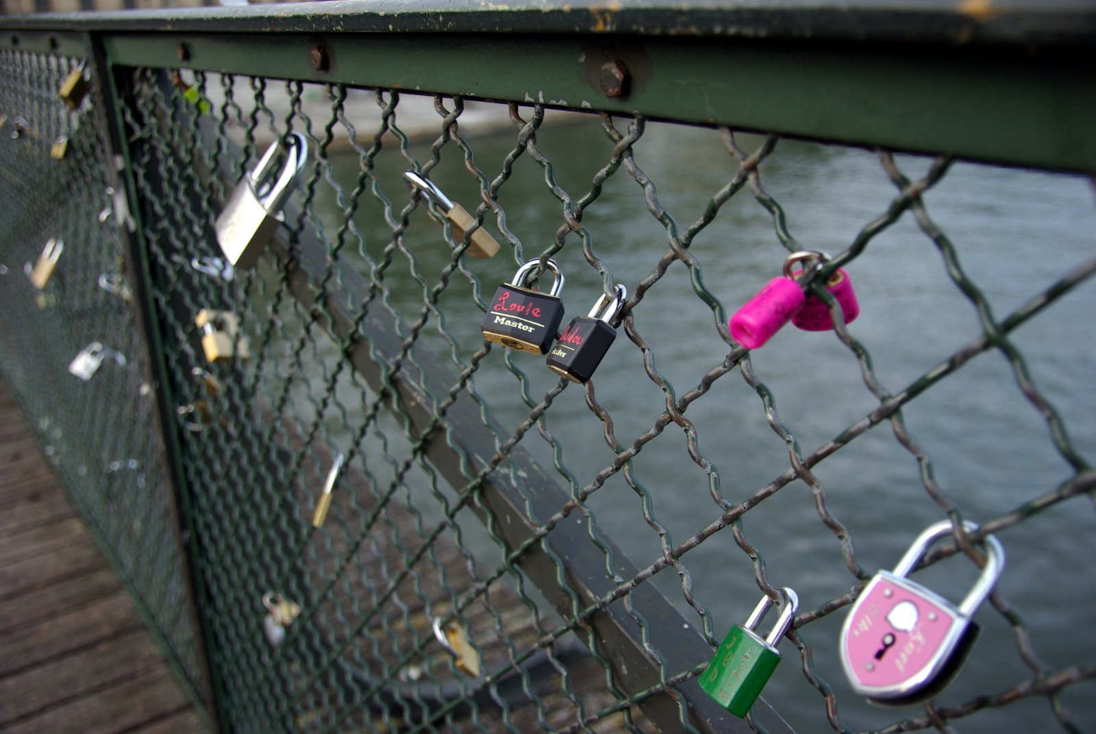 Love Locks - Love Locks Paris Collapse , HD Wallpaper & Backgrounds