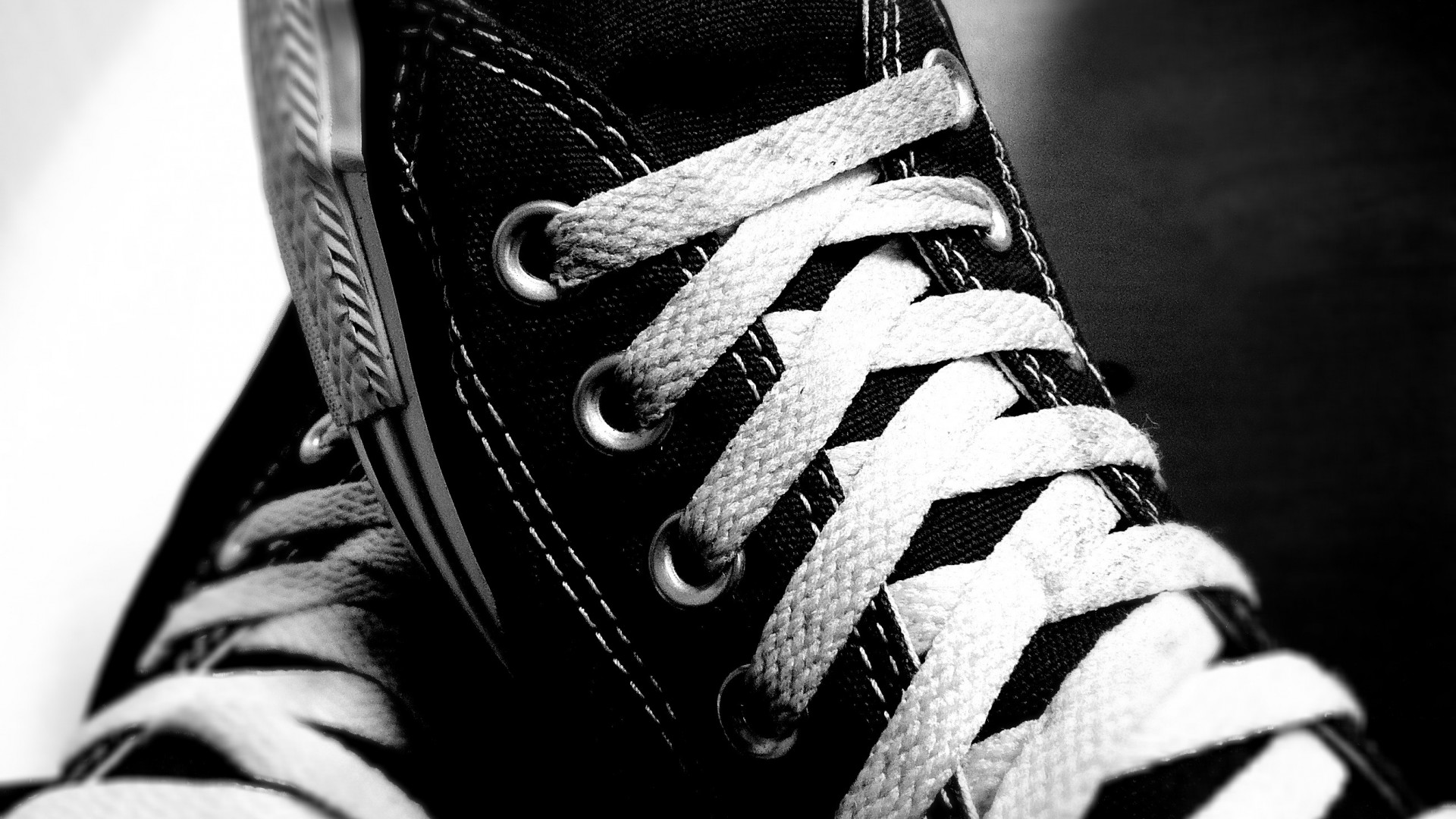 White Converse Wallpapers - Converse Wallpaper Black And White , HD Wallpaper & Backgrounds