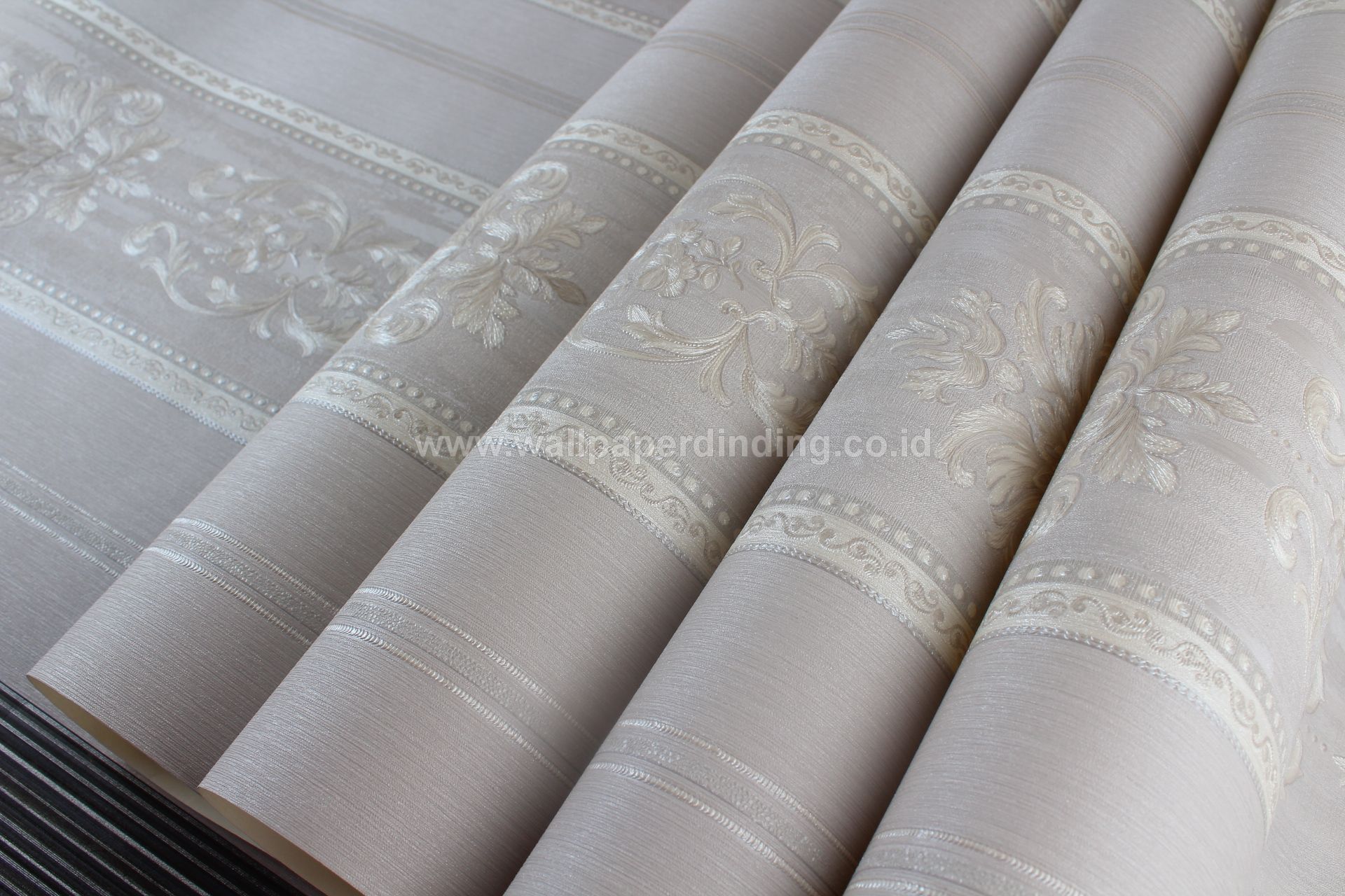 Wallpaper Dinding Garis Batik Abu-abu Cream 106006 - Dinding Warna Abu Abu , HD Wallpaper & Backgrounds