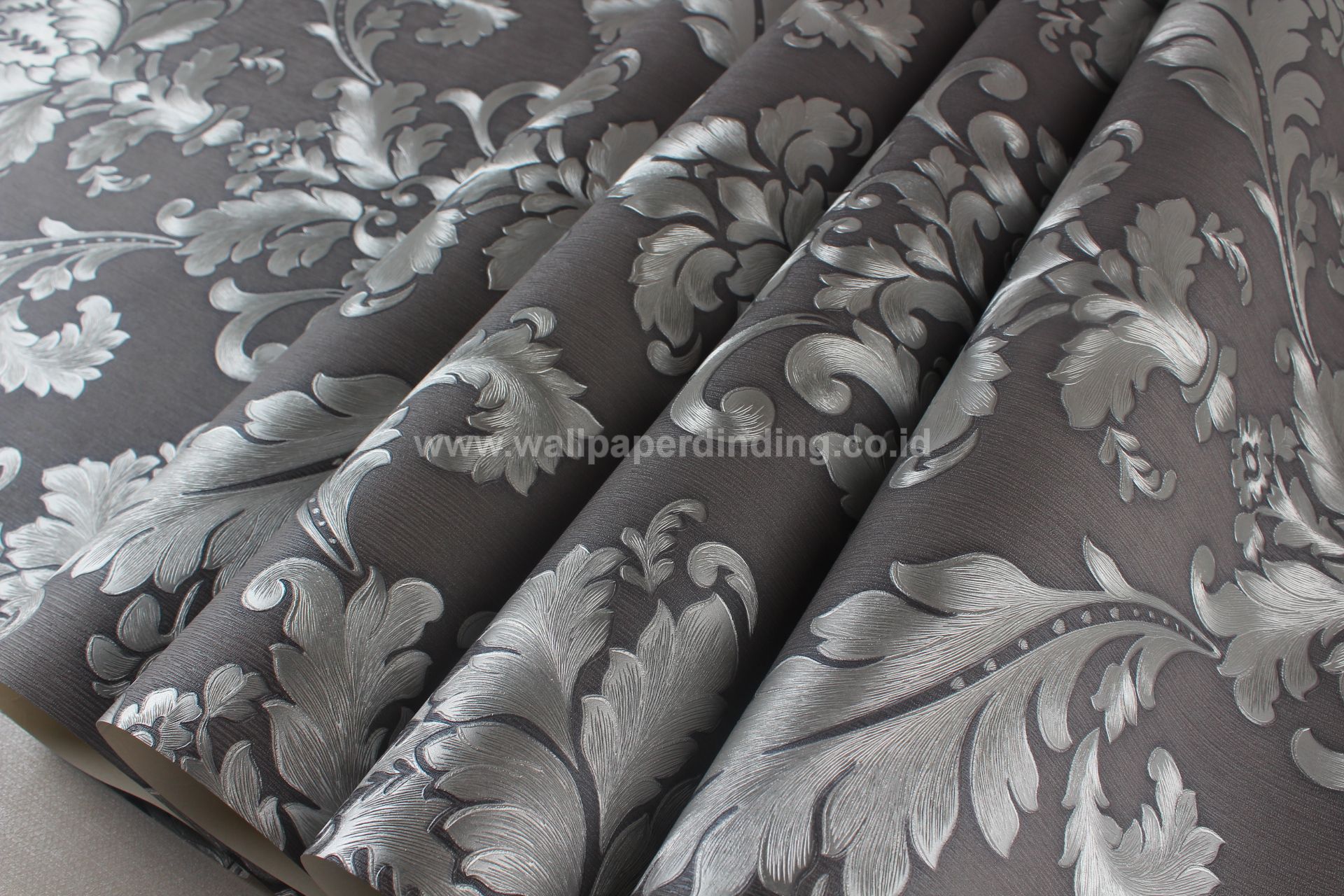 Wow 19 Wallpaper Dinding  Warna Silver Joen Wallpaper