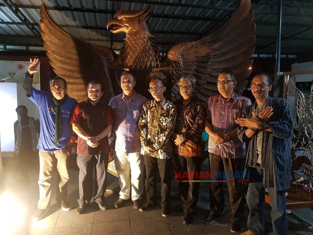 Merapi-teguh Foto Bersama Di Depan Patung Lambang Negara - Event , HD Wallpaper & Backgrounds