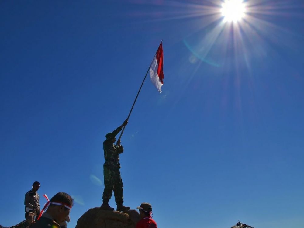 Merah Putih Berkibar Di Gunung © Instagram - Bendera Indonesia Berkibar Di Gunung , HD Wallpaper & Backgrounds