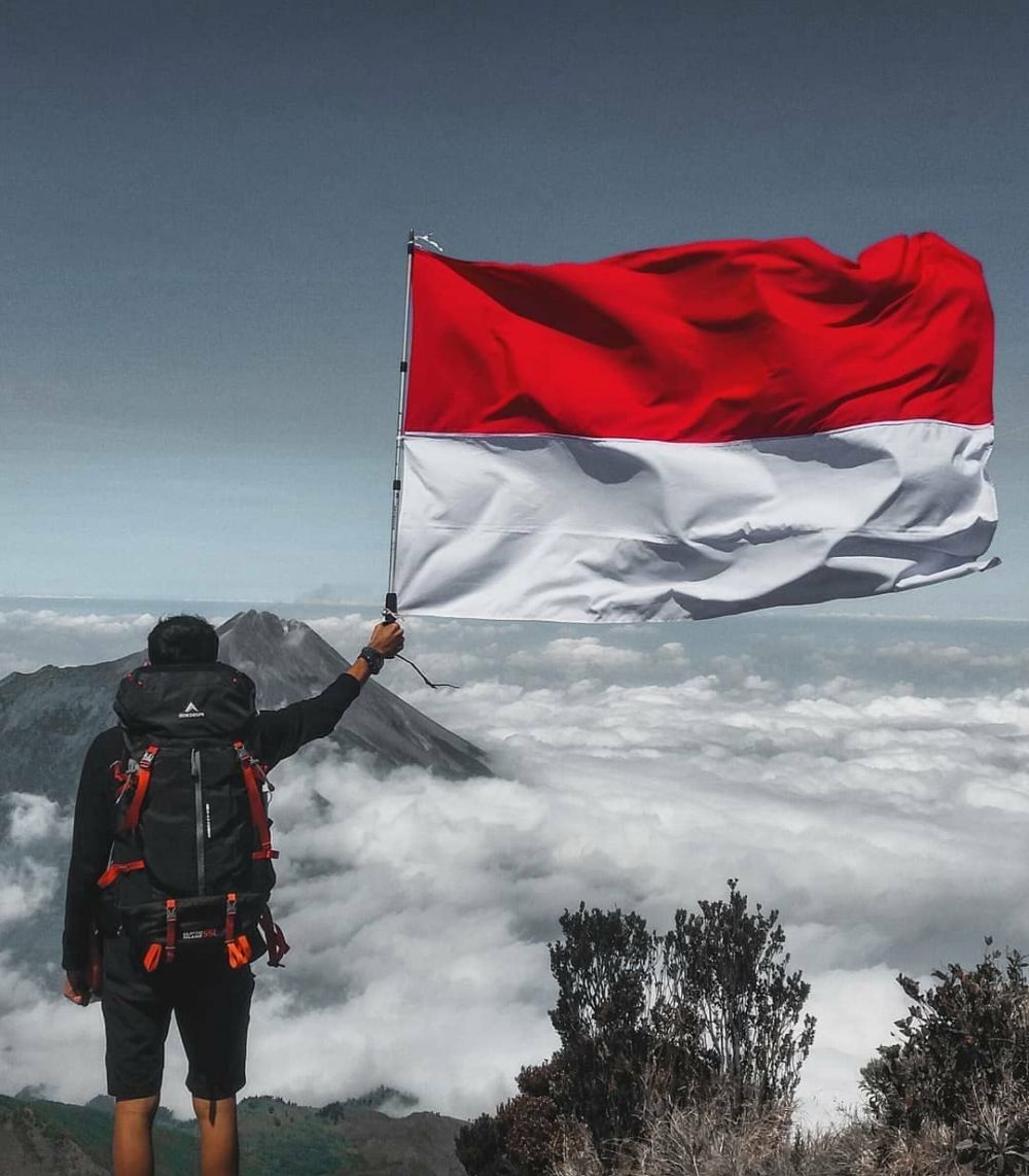 Merah Putih Berkibar Di Gunung © Instagram - Bendera Merah Putih Diatas Gunung , HD Wallpaper & Backgrounds