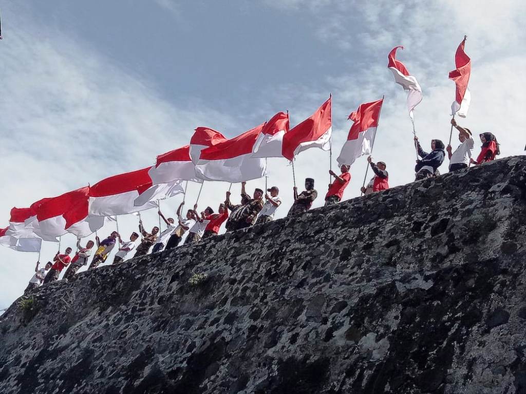 Kesultanan Ternate Titip Bendera Merah Putih Ke Jokowi - Bendera Merah Putih , HD Wallpaper & Backgrounds