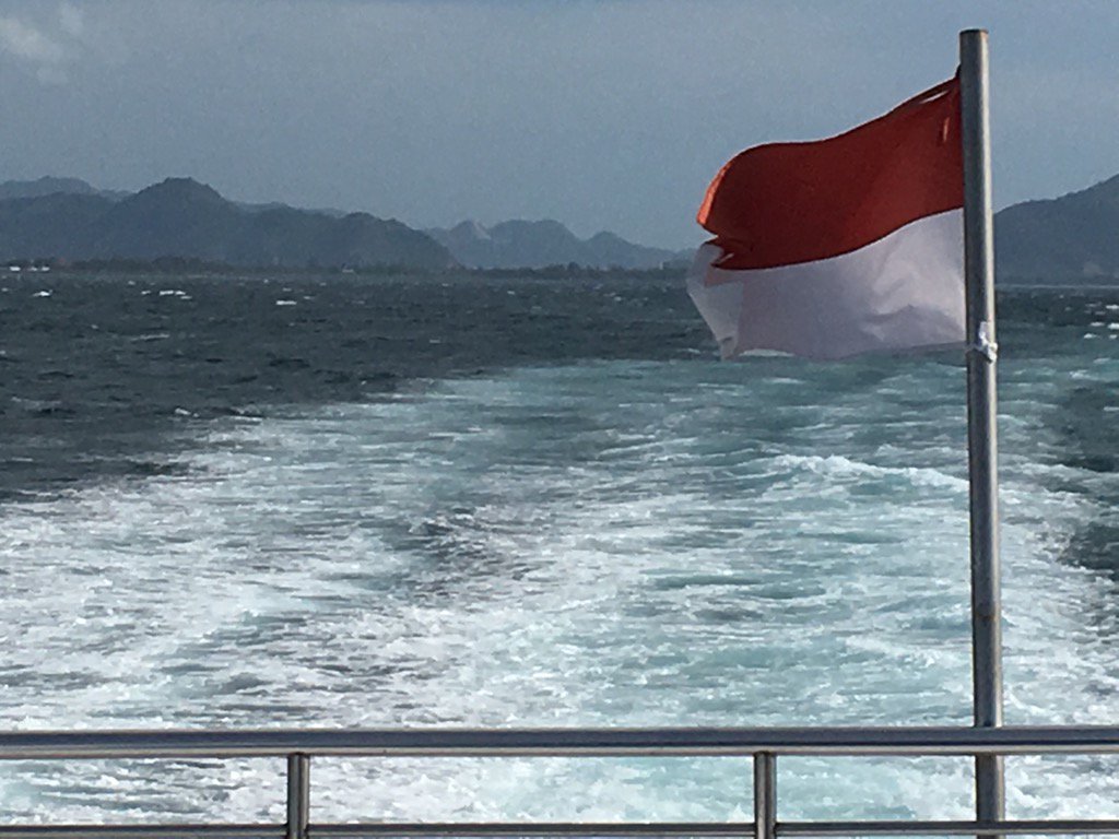 8 Aug - Bendera Merah Putih Di Kapal , HD Wallpaper & Backgrounds