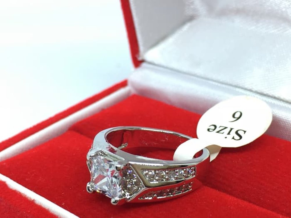 Fashionable Cincin Pria Cowok Lapis Emas Putih Batu - Engagement Ring , HD Wallpaper & Backgrounds